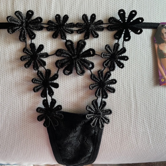 Beautiful Daisy Thong G-string. Black G-String with embroidered Daisys. - Picture 2 of 4